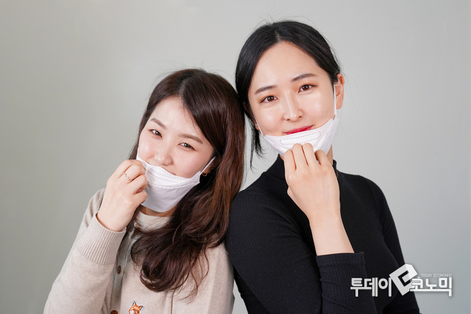 '묻지 않는 화장품'을 사용하고 마스크를 착용한 직장인들.(사진=한국콜마)
