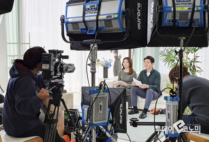 SK텔레콤 구성원들이 스튜디오에서 온라인 채용 설명회 ‘T커리어 캐스트(T-Careers Cast)’ 중계를 준비하고 있다. ‘T커리어 캐스트’는 오는 4월4일 SK그룹 유튜브 채널을 통해 방영될 예정이다.(사진=SK텔레콤)