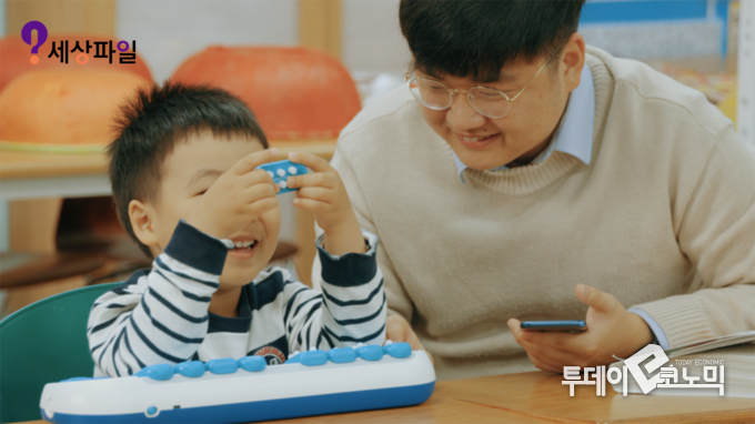 시각장애 아동 점자 문해력 향상 프로젝트를 위해 시각장애인 대학생 교사가 아동에게 점자를 교육해주고 있다. (사진=세상파일)