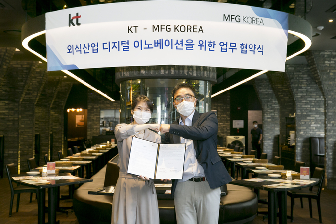 17일 서울 종로구 매드포갈릭 광화문D타워점에서 진행된 ‘외식 플랫폼 디지털 혁신을 위한 업무협약식에서 KT AI/BigData사업본부장 김채희(왼쪽) 상무, 엠에프지코리아 윤나라 대표가 기념사진을 찍고 있다.(사진=KT)