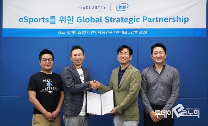 왼쪽부터 진용운 펄어비스 전략파트너십 팀장, 김경만 펄어비스 CBO, 김준호 인텔 아키텍처 그래픽 소프트웨어 그룹 아시아 클라이언트 어카운트 총괄 상무, 마승재 인텔 글로벌 게임 어카운트 매니저 한국 총괄 이사. (사진=펄어비스)