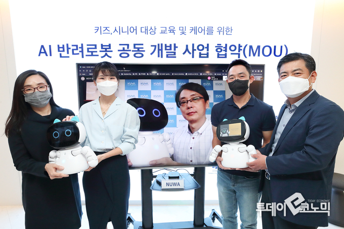 17일 서울 송파구 스테이지파이브 본사에서 진행된 AI 반려로봇 공동 사업을 위한 업무협약식에서 왼쪽부터 아쇼카 한국 이혜영 대표, KT AI/BigData사업본부장 김채희 상무, 누와 로보틱스 Leo Guo 대표, 스테이지파이브 서상원, 이제욱 공동대표가 기념 사진을 찍고 있다.(사진=KT)