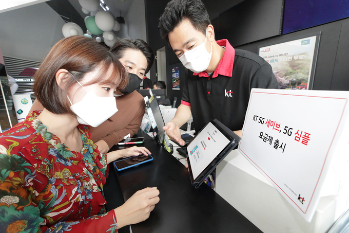 KT가 5G 요금제 ‘5G 세이브’, ‘5G 심플’ 을 출시한다고 5일 밝혔다. 고객이 KT광화문빌딩에 위치한 대리점에서 5G 요금제에 대한 설명을 듣고 있는 모습. (사진=KT)