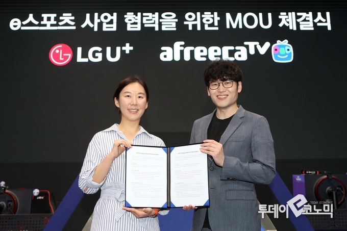 LG유플러스와 아프리카TV는 양사의 서비스 플랫폼 개발과 게임방송 서비스 발굴을 위한 전략적 제휴를 체결했다고 3일 밝혔다. 사진은 27일 서울 잠실 핫식스 아프리카 콜로세움 경기장에서 아프리카TV 인터랙티브콘텐츠사업본부 채정원 본부장(오른쪽)과 LG유플러스 클라우드서비스담당 손민선 상무가 ‘e스포츠 사업 협력을 위한 업무협약’을 체결하는 모습.(사진=LG유플러스)