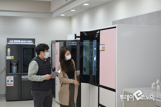 전자랜드가 18일 밝힌 것에 따르면, 지난 1월부터 이달 13일까지 프리미엄 가전 제품 판매량을 분석한 결과 380만 원 이상 가격대를 형성하는 안마의자는 지난해 동기보다 매출이 60% 늘었다. (사진=전자랜드)