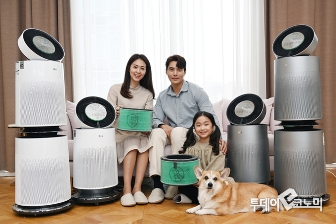 반려동물과 관련한 소비에 투자를 아끼지 않는 최근 펫펨족(Pet+Family)을 겨냥, 가전업계는 다양한 펫케어 가전을 내놓고 있다. (사진=LG전자)