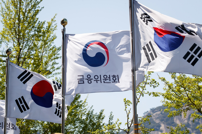 금융위원회 외부 깃발. (사진=금융위원회)