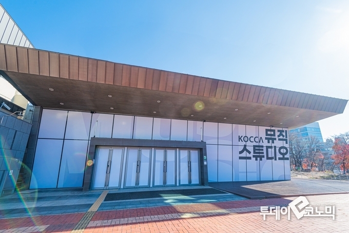7일 개관한 온라인 실감형 케이팝 공연장 ‘코카(KOCCA) 뮤직스튜디오’. (사진=한국콘텐츠진흥원)