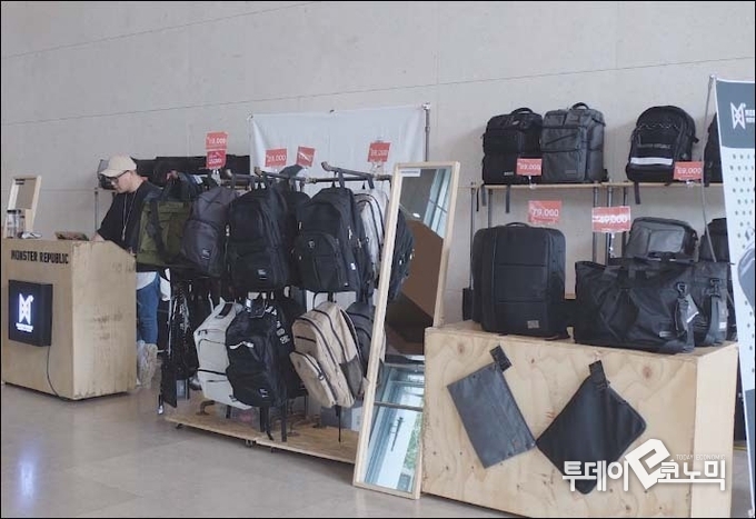 오민곤씨가 팝업스토어를 운영하는 모습.(사진=스위트스팟 홈페이지)