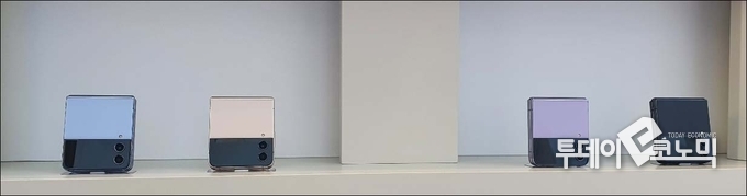 삼성 디지털프라자 대전둔산점에 전시된 갤럭시Z플립4 모델들.(사진=이혜진 기자)