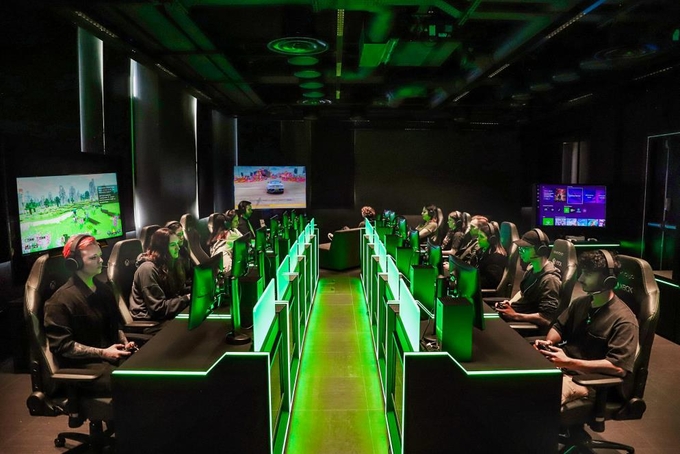 영국 런던 MEC(Microsoft Experience Center) 내 게이밍 허브 체험존에서 삼성전자 직원이 삼성전자의 스마트 TV와 게이밍 모니터를 활용해 게임을 즐기는 모습. (사진=삼성전자)