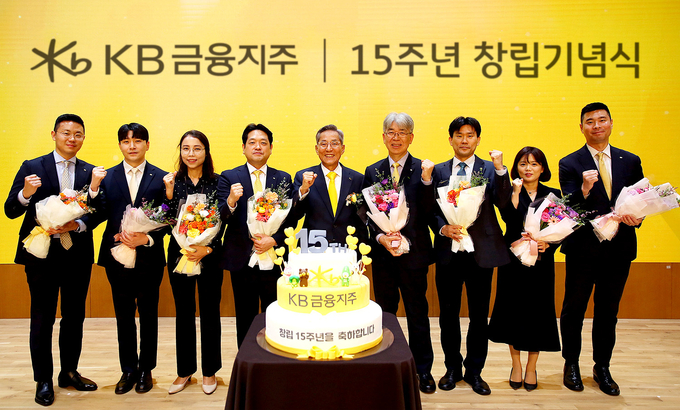 윤종규 KB금융그룹 회장(왼쪽 다섯 번째)이 27일 서울 영등포구 KB국민은행 본점에서 열린 KB금융지주 창립 15주년 기념식에서 장기근속 직원들과 기념 촬영하고 있다. (사진=KB금융지주)
