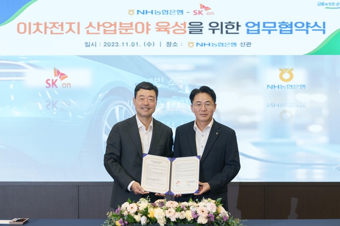 지동섭 SK온 대표(왼쪽)와 이석용 농협은행장이 지난 1일 업무협약 후 기념사진을 촬영하고 있다. (사진=농협은행)