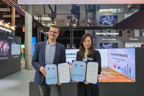 ABB 전기화 사업 스마트빌딩 부문 글로벌전략파트너십 총괄인 마크 즈워너(왼쪽) 부사장과 삼성물산 라이프솔루션 본부장인 조혜정 상무가 업무 협약을 맺고 있다. (사진=삼성물산)