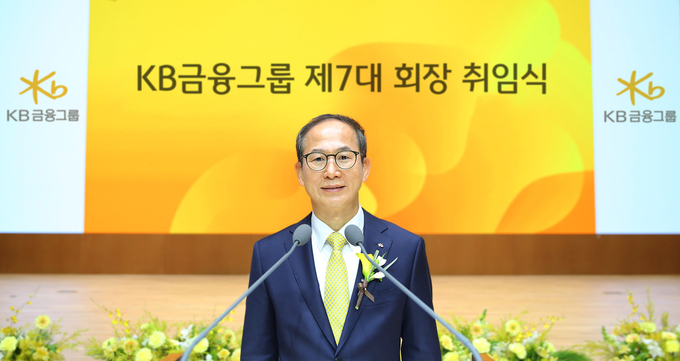 양종희 KB금융 회장이 21일 서울 영등포구 KB국민은행 본점 신관에서 열린 취임식에서 기념 촬영하고 있다. (사진=KB금융그룹)