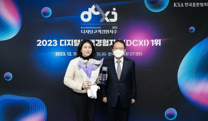 11일 서울시 강남구 한국표준협회에서 진행된 '디지털고객경험지수(DCXI,Digital Consumer eXperience Index)' 인증 수여식에서 삼성전자 이보나 상무(왼쪽)와 한국표준협회 강명수 회장(오른쪽)이 기념 촬영을 하고 있다. (사진=삼성전자)