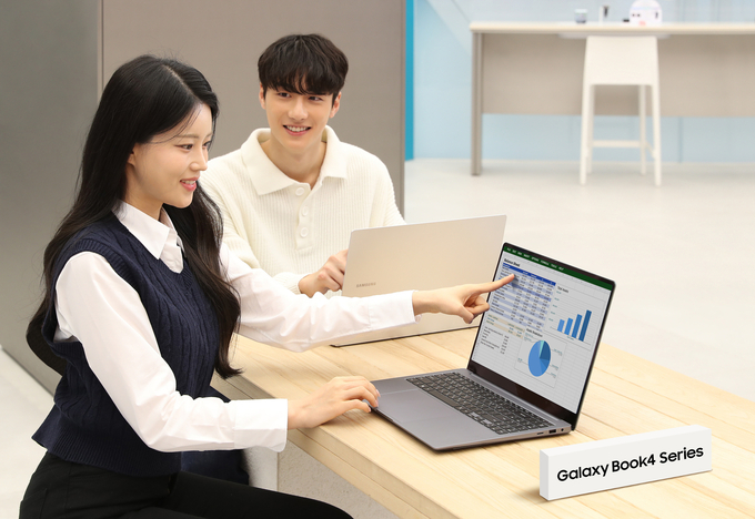 인텔의 차세대 프로세서 ‘코어 울트라’를 탑재한 첫 인공지능(AI) 랩톱 갤럭시 북4 시리즈. (사진=삼성전자)