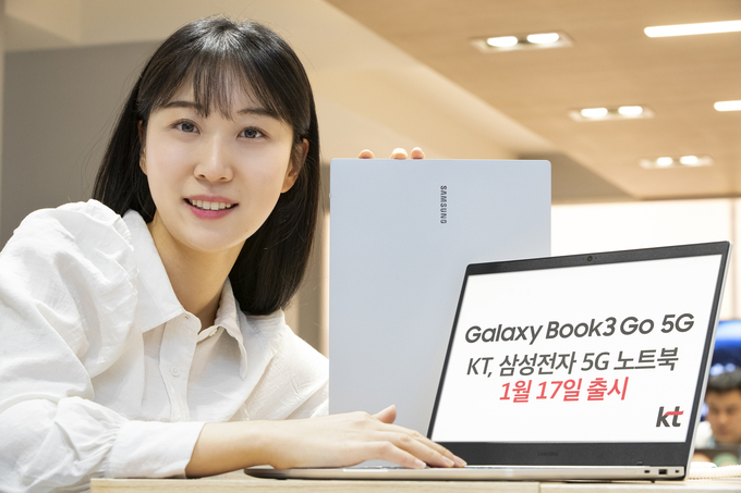 KT 매장에서 갤럭시북3 GO 5G를 소개하는 모습. (사진=KT)