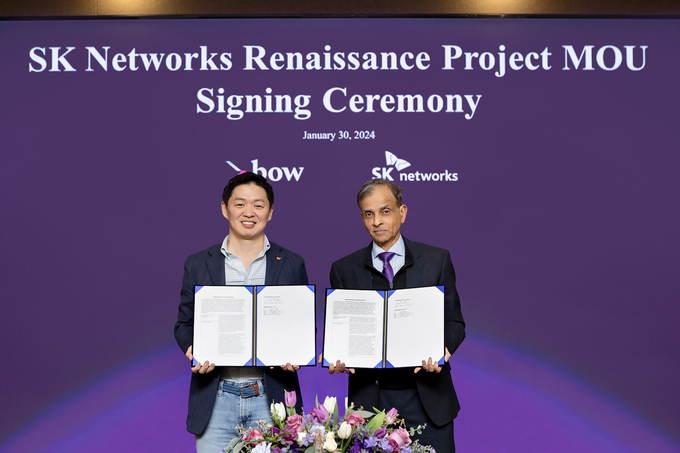 30일 진행된 ‘SK네트웍스 르네상스 프로젝트’ MOU 체결식에서 최성환 SK네트웍스 사업총괄 사장(왼쪽)과 비벡 보우캐피탈 회장 겸 새크라멘토 킹스 구단주가 기념 촬영을 하고 있다. (사진=SK네트웍스)