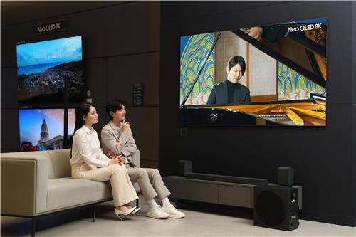삼성전자 모델이 삼성스토어 대치점에서 Neo QLED 8K TV로 파이니스트 조성진의 8K 라이브 연주 영상을 감상하고 있다. (사진=삼성전자)