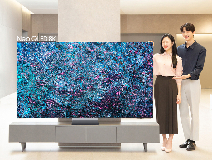 모델이 삼성스토어 대치점에서 2024형 Neo QLED 8K 85형 제품을 소개하는 모습. (사진=삼성전자)