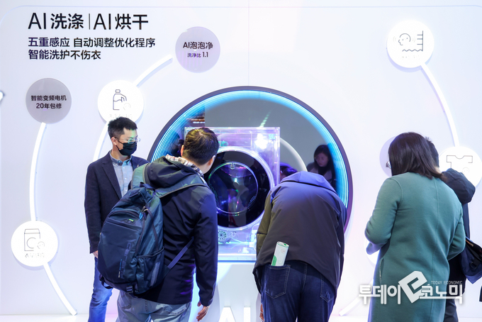 AWE 2024가 열리고 있는 중국 상하이 삼성전자 전시관에서 관람객들이 다양한 제품과 솔루션들을 체험하고 있다.(사진 = 삼성전자)