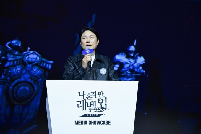 넷마블 신작 '나 혼자만 레벨업: 어라이즈' 미디어 쇼케이스 현장에서 환영사를 하고 있는 권영식 넷마블 대표(사진=넷마블).