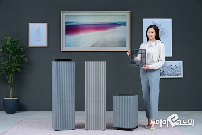 삼성전자 모델이 신제품을 소개하는 모습 (사진 = 삼성전자)