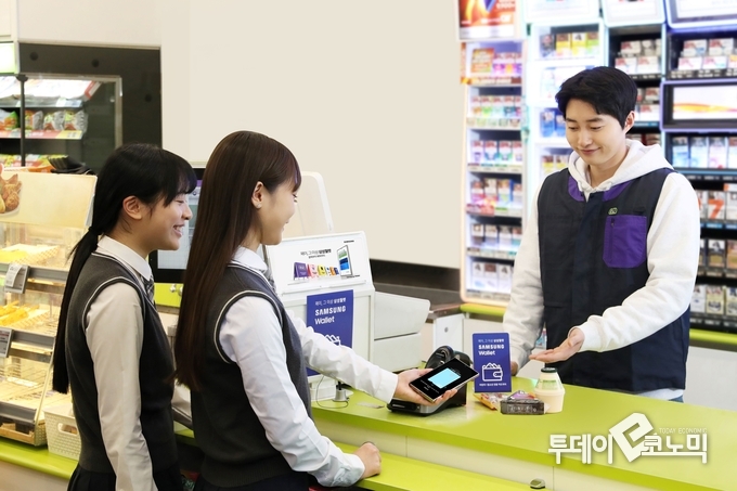 학생들이 CU 편의점에서 삼성월렛으로 결제하는 모습. ( 사진 = 삼성전자 )