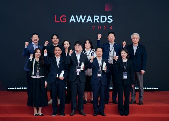 2일 경기도 이천 LG인화원에서 열린 LG 어워즈에서 구광모 ㈜LG 대표(뒷줄 왼쪽 첫번째)가 고객 대표, 수상자들과 기념 촬영을 하고 있다.(사진=LG)