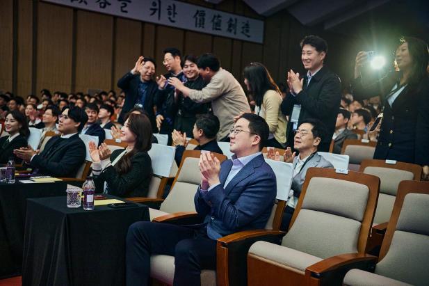 구광모 ㈜LG 대표가 수상팀을 축하하며 격려하고 있다. (사진=LG)