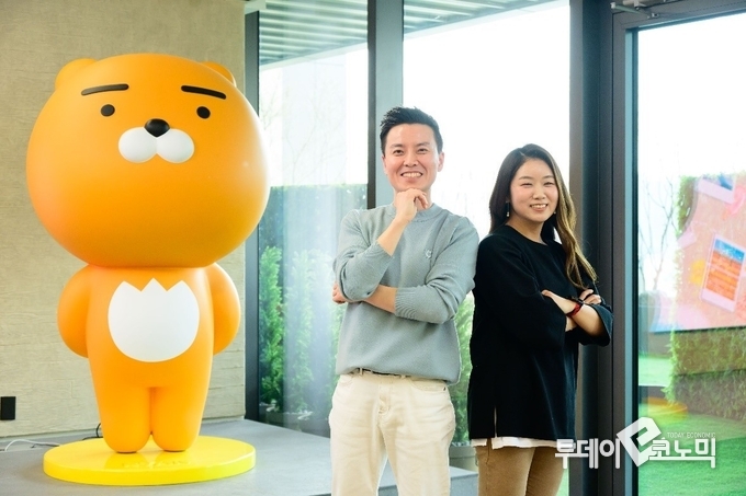 삼성전자는 카카오와 협업하여 카톡 대화는 물론 사진, 영상 등 다양한 데이터를 새 갤럭시 스마트폰으로 한번에 손쉽게 옮길 수 있는 신규 기능을 지원한다고 9일 밝혔다. (사진 = 삼성전자)