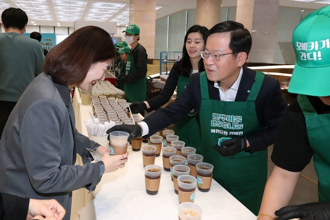 조병규 우리은행장이 22일 본점 로비에서 자원순환 캠페인에 참여하는 직원들에게 커피를 나눠주고 있다. (사진=우리은행) 