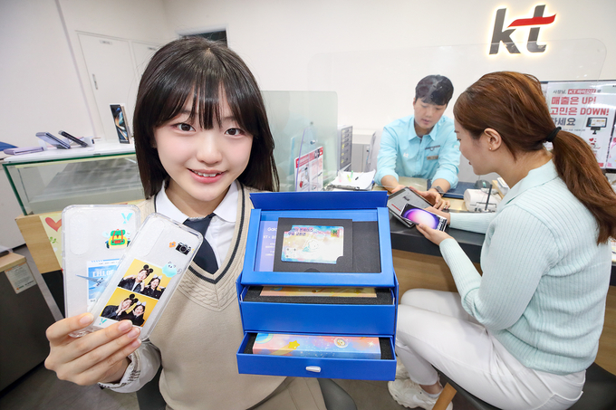 Y고객이 KT 갤럭시 S23 프리미엄 Y에디션을 사용하는 모습. (사진=KT)