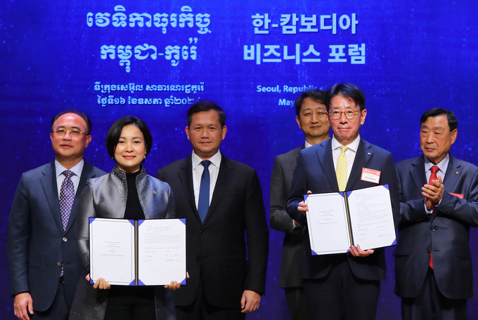 16일 서울 중구 대한상공회의소에서 열린 '국가간 QR코드 기반 지급결제시스템 구축 및 운영을 위한 업무협약식'에 참석한 찌아 세레이 캄보디아 중앙은행 총재(1열 좌측)와 이재근 KB국민은행장(1열 우측). (사진=KB국민은행)