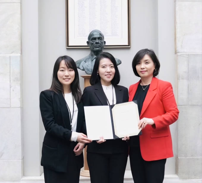 18일(현지 시각) 미국 보스턴에서 열린 뉴잉글랜드 생명과학협회(NEBS) 연례 학술대회 시상식에서 (왼쪽부터) 장연지 NEBS 회장, 배성연 컬럼비아대 박사, 류은주 동아에스티 오픈이노베이션센터 전무가 기념 촬영을 하고 있다. (사진=동아에스티)