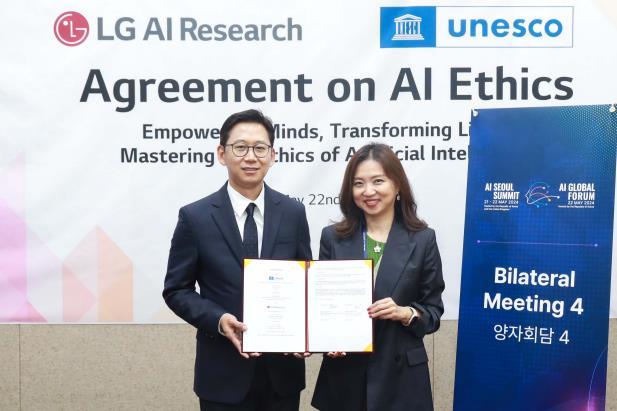 LG AI연구원과 유네스코가 22일 AI 서울 정상회의가 열린 서울 한국과학기술연구원에서 배경훈 LG AI연구원장(사진 왼쪽), 김수현 유네스코 아태지역사무소장 등이 참석한 가운데 AI 윤리 플랫폼을 함께 만들기 위한 협약을 체결했다. (사진=㈜LG)