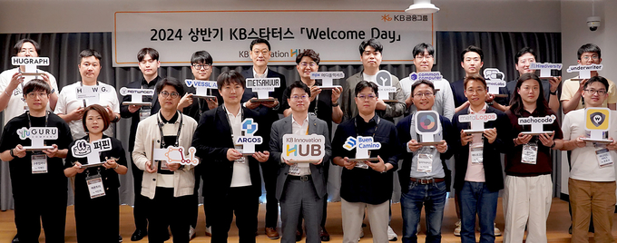 (첫줄 왼쪽 다섯번째) 정진호 KB금융지주 DT본부 본부장 겸 KB국민은행 DT추진본부 부행장과 2024년 상반기 'KB스타터스' 대표들. (사진=KB금융지주)