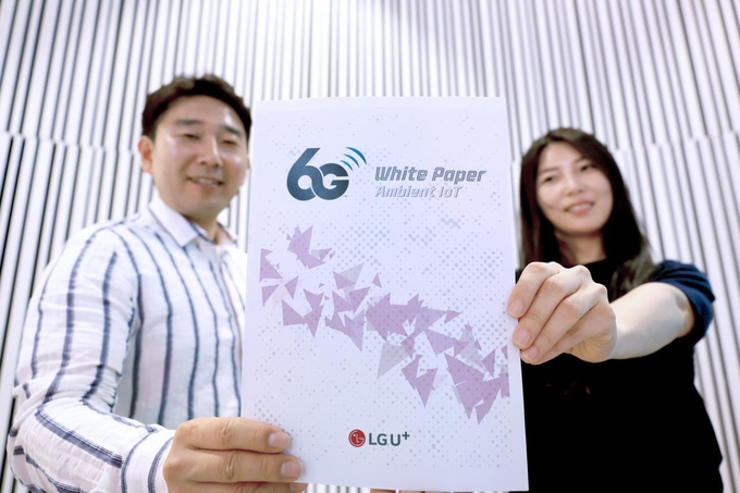 LG유플러스 직원들이 새로 발간된 6G 백서를 소개하고 있는 모습. (사진=LG유플러스)