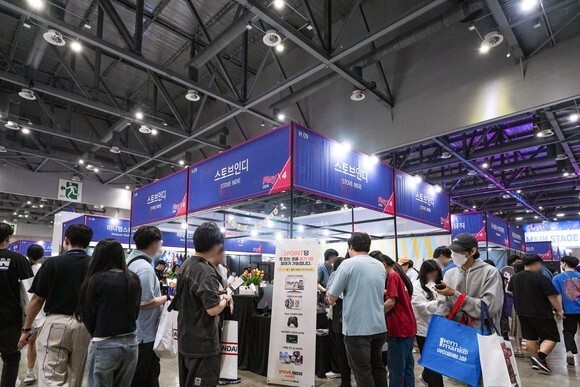 스토브가 지난 23일부터 26일까지 개최된 ‘2024 PlayX4(이하 플레이엑스포)'에서 운영한 ‘스토브인디’ 부스에 약 6000명이 방문했다. (사진 = 스마일게이트)