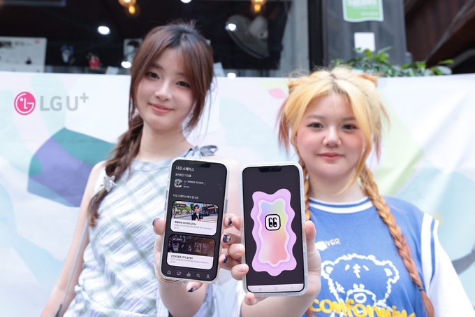 한국을 방문한 외국인 케이팝 팬이 디거스를 소개하는 모습. (사진=LG유플러스)