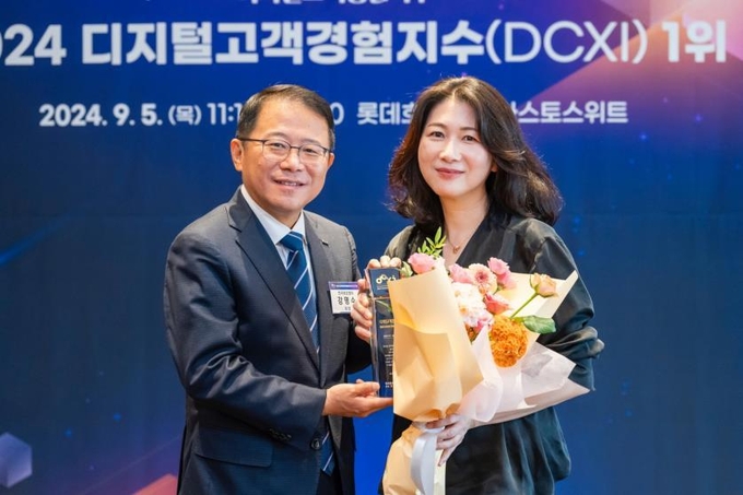 지난 5일 서울 소공동 롯데호텔에서 열린 '디지털 고객 경험지수'(DCXI) 인증 수여식에서 한국표준협회 강명수 회장(사진 왼쪽)과 삼성전자 이보나 상무(오른쪽)가 기념 촬영을 하고 있다. (사진=삼성전자)