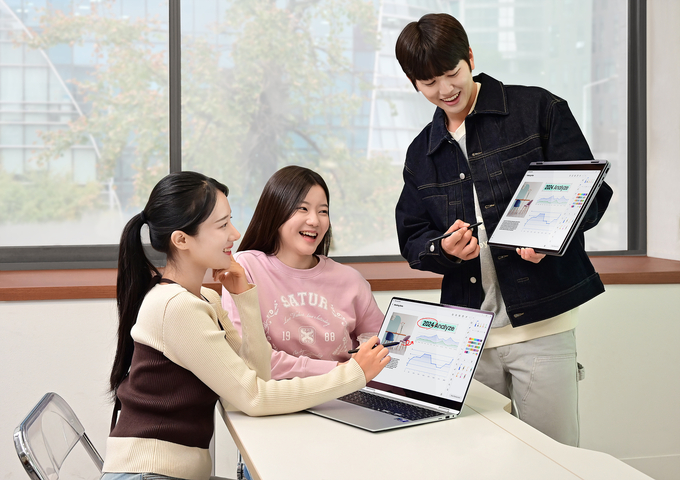 삼성전자 모델이 강력한 AI PC 경험을 제공하는 '갤럭시 북5 Pro 360'을 사용하고 있다. (사진=삼성전자)