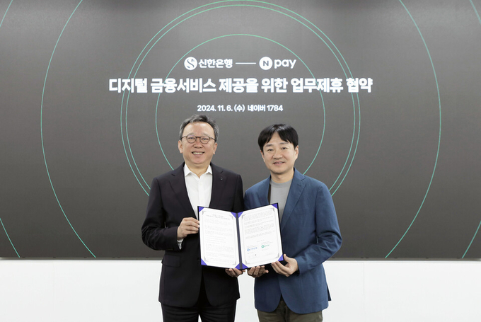 지난 6일 경기도 성남시 ‘네이버 1784’에서 정상혁 신한은행 은행장(사진 왼쪽)과 박상진 네이버페이 대표가 ‘디지털 금융 서비스 제공을 위한 업무협약’을 체결하고 기념촬영하는 모습. (사진=신한은행)
