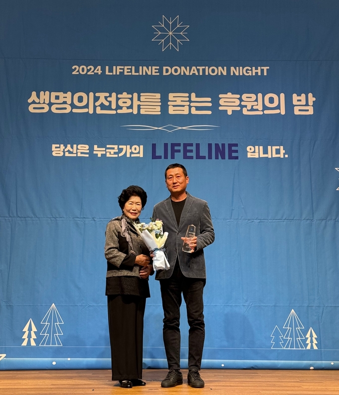 지난 26일 서울시 서대문구 연세대학교 동문회관 그랜드볼룸에서 개최된 '제 44회 생명의전화를 돕는 후원의 밤'에서 정성원 박카스사업부 사업부장(오른쪽)과 임혜숙 생명의전화 이사장이 기념사진을 촬영하고 있다. 사진=동아제약