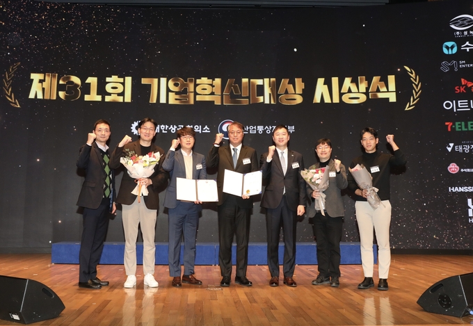 3일 서울 대한상공회의소에서 개최된 제31회 기업혁신대상 시상식에서 정재훈 동아에스티 대표이사(오른쪽에서 3번째)와 박성근 수석 대표이사(오른쪽에서 4번째) 외 동아쏘시오그룹 관계자들이 기념사진을 촬영하고 있다. 사진=동아쏘시오그룹