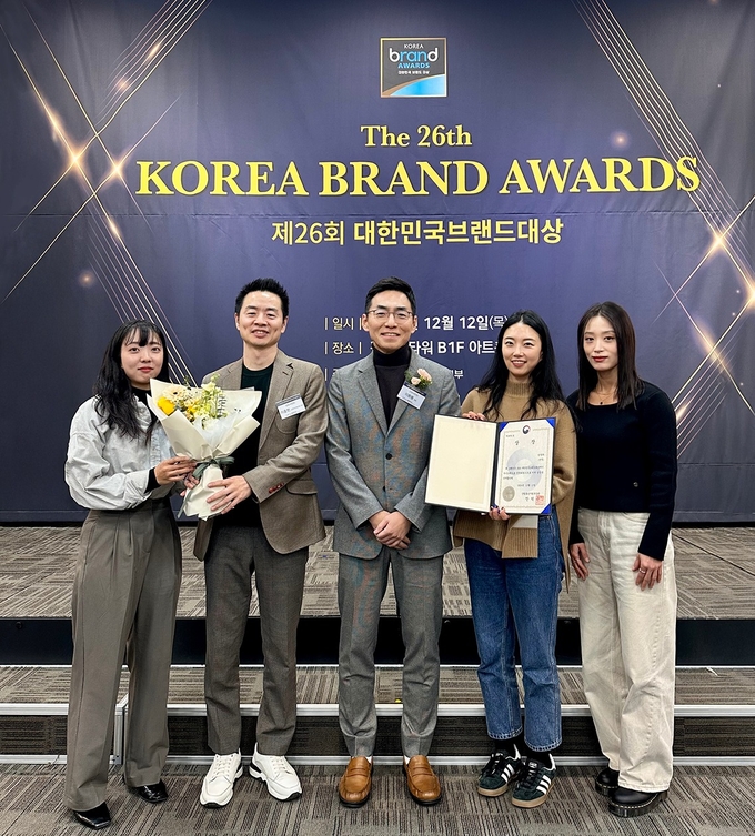 민팃은 산업통상자원부가 주최하고 산업정책연구원이 주관하는 대한민국브랜드대상에서 산업통상자원부장관상을 받았다. 이환용 민팃 대표이사(가운데)와 민팃 구성원들이 기념촬영을 하는 모습. 사진=민팃