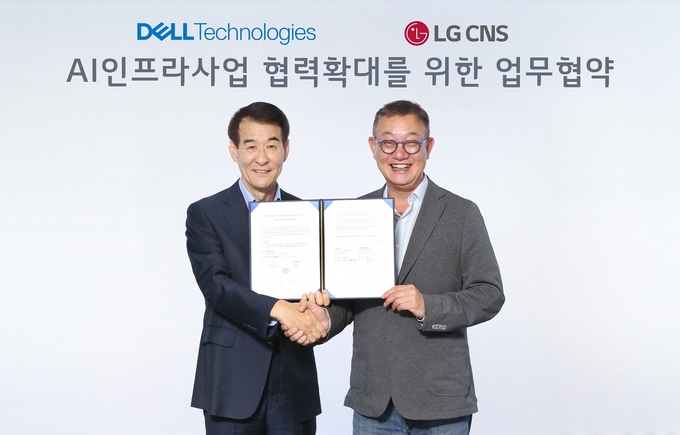 현신균 LG CNS 대표(오른쪽)와 김경진 한국 델 테크놀로지스 총괄사장이 업무협약식에서 기념촬영 하는 모습. 사진=LG CNS
