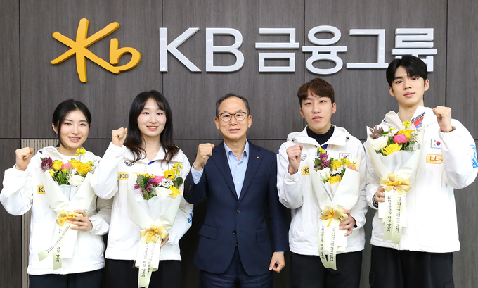 (왼쪽부터) 김길리 선수(쇼트트랙), 최민정 선수(쇼트트랙), KB금융 양종희 회장, 박지원 선수(쇼트트랙), 차준환 선수(피겨 스케이팅).<br>
사진=KB금융지주