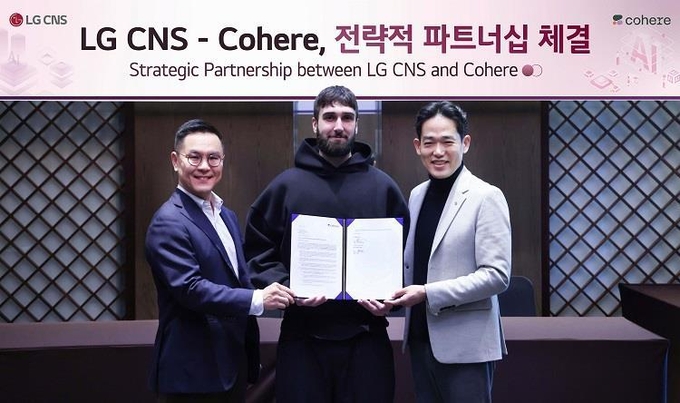 (왼쪽부터)민세훈 LG CNS 엔트루 컨설팅장(전무), 에이단 고메즈 코히어 CEO, 진요한 LG CNS AI센터장(상무)이 전략적 파트너십을 체결하고 기념촬영을 하고 있다. 사진=LG CNS